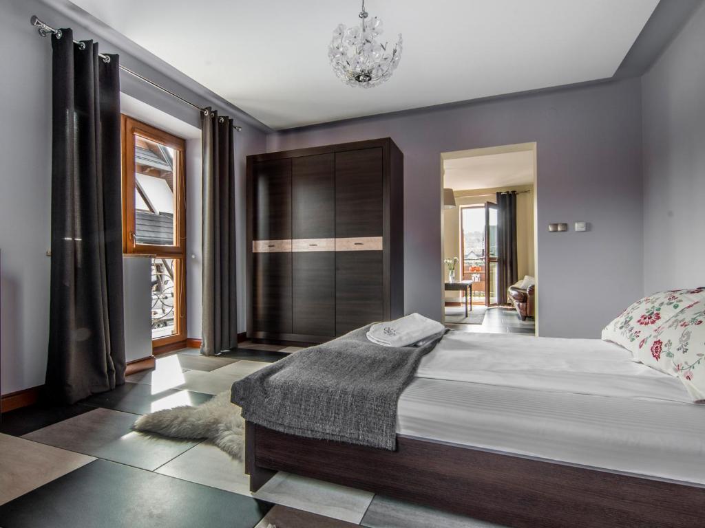 Postel nebo postele na pokoji v ubytování Villa Magnat SPA, JACUZZI, SAUNA, TĘŻNIA SOLANKOWA