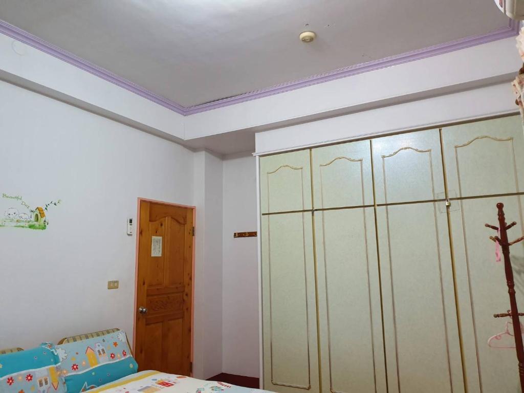 a bedroom with a bed and a large closet at Yilan Xiang Feng Homestay in Wujie