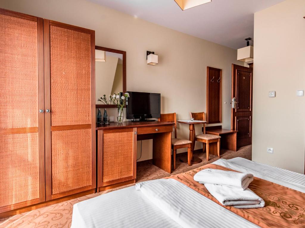 Postel nebo postele na pokoji v ubytování Villa Magnat SPA, JACUZZI, SAUNA, TĘŻNIA SOLANKOWA