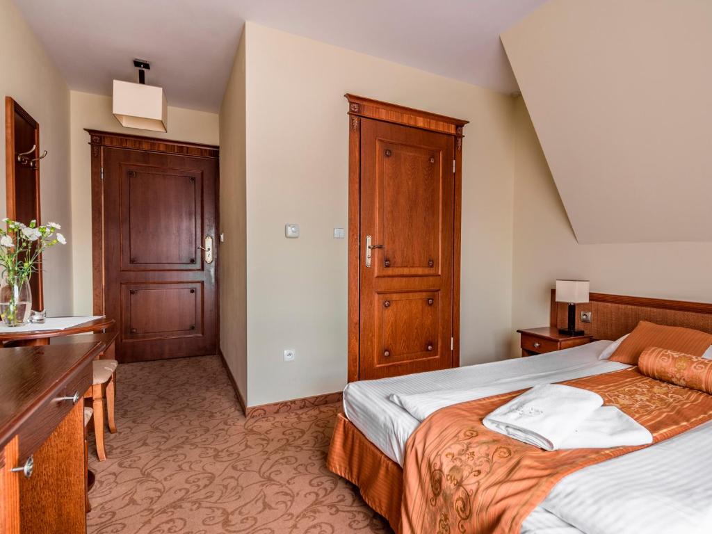 Postel nebo postele na pokoji v ubytování Villa Magnat SPA, JACUZZI, SAUNA, TĘŻNIA SOLANKOWA