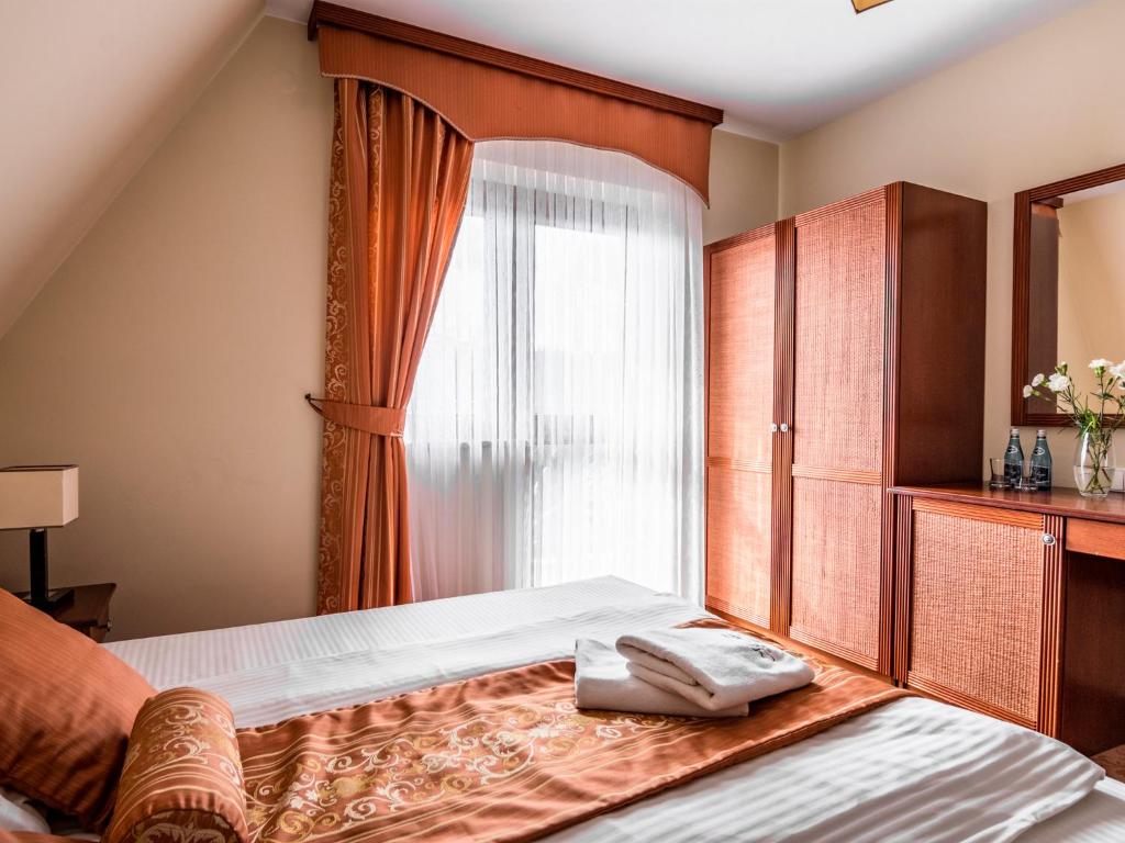 Postel nebo postele na pokoji v ubytování Villa Magnat SPA, JACUZZI, SAUNA, TĘŻNIA SOLANKOWA