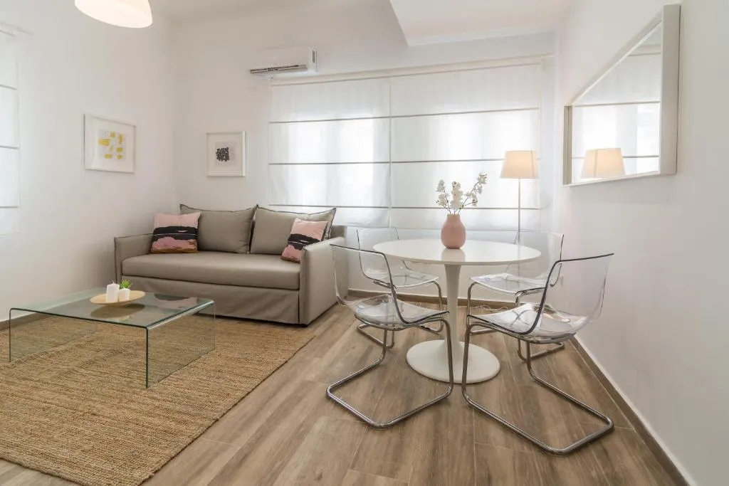 Cozy Apartment close to Philopappou Hill, Atena, Grecia