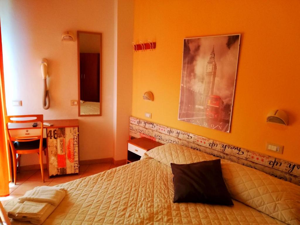 Postel nebo postele na pokoji v ubytování Hotel Galles Rimini