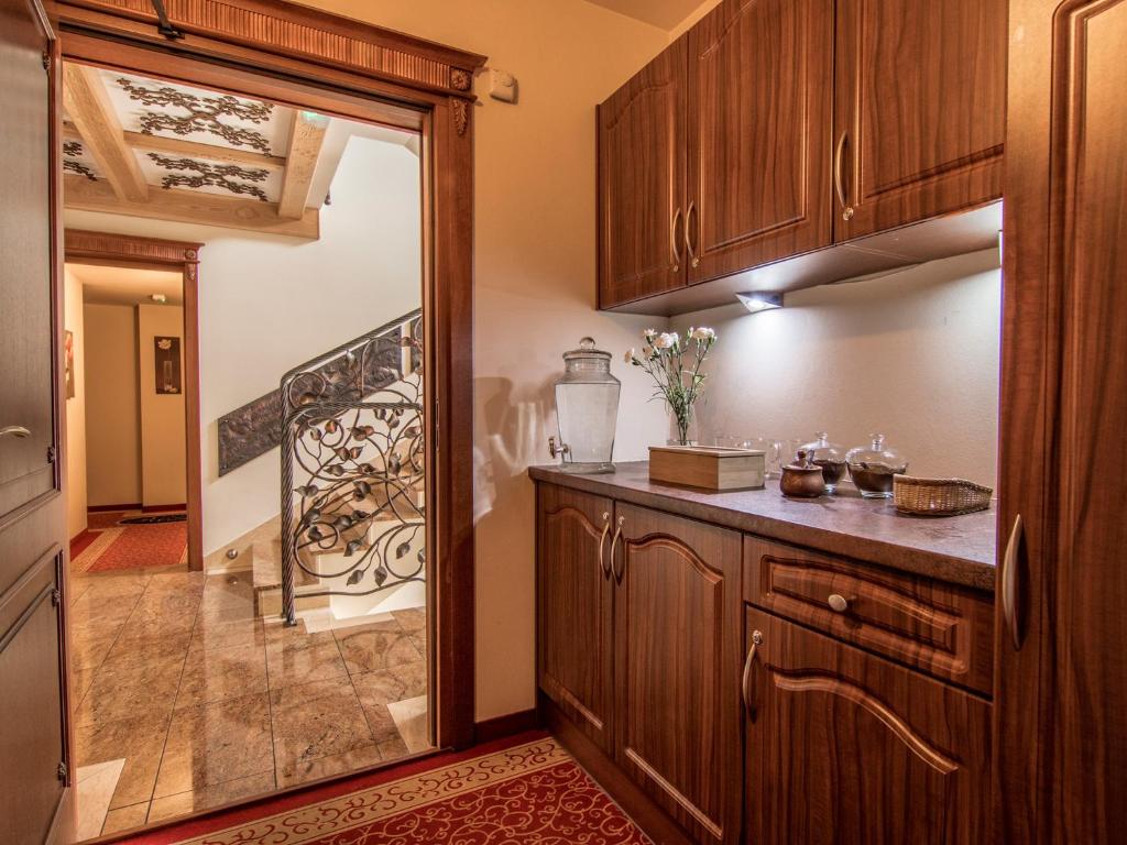 Kuchyň nebo kuchyňský kout v ubytování Villa Magnat SPA, JACUZZI, SAUNA, TĘŻNIA SOLANKOWA