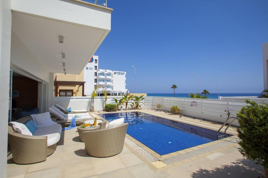 ein Pool auf dem Dach eines Gebäudes in der Unterkunft Central Protaras Seaview Villa Zinnia in Protaras