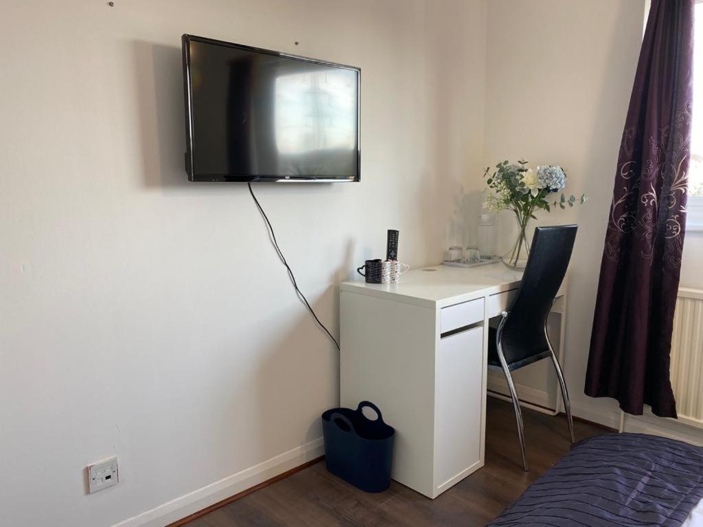 Spacious double room close to train station