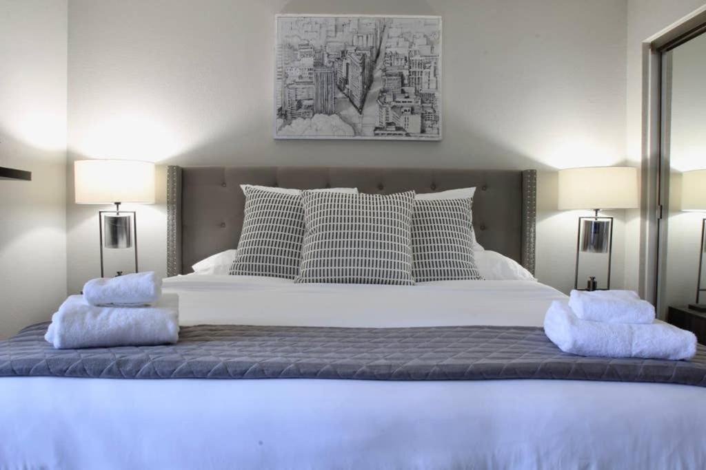 una camera con un grande letto con due lampade di Free Parking - CHOC and St Joseph's Hospital Adjacent - 1 bedroom Apartment a Santa Ana