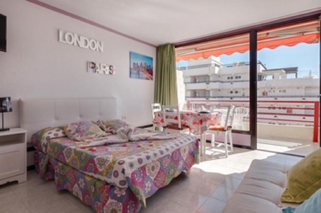 プラヤ・デ・ラス・アメリカスにあるOlimpia 3のベッドルーム(ベッド1台付)、バルコニーが備わります。
