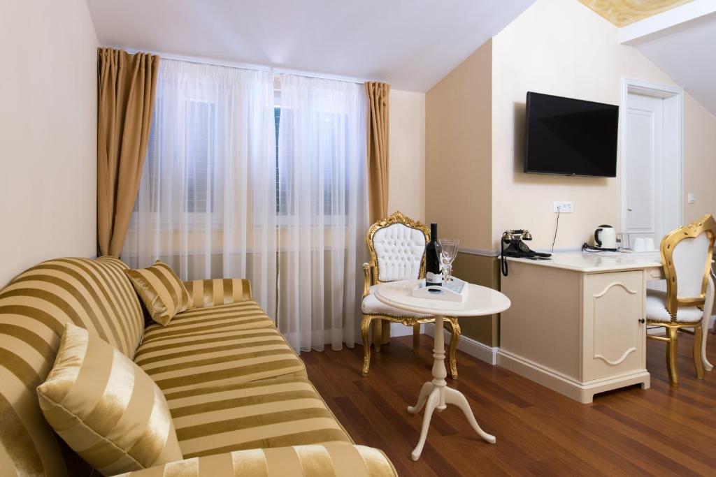 TV a/nebo společenská místnost v ubytování Central Square Heritage Hotel