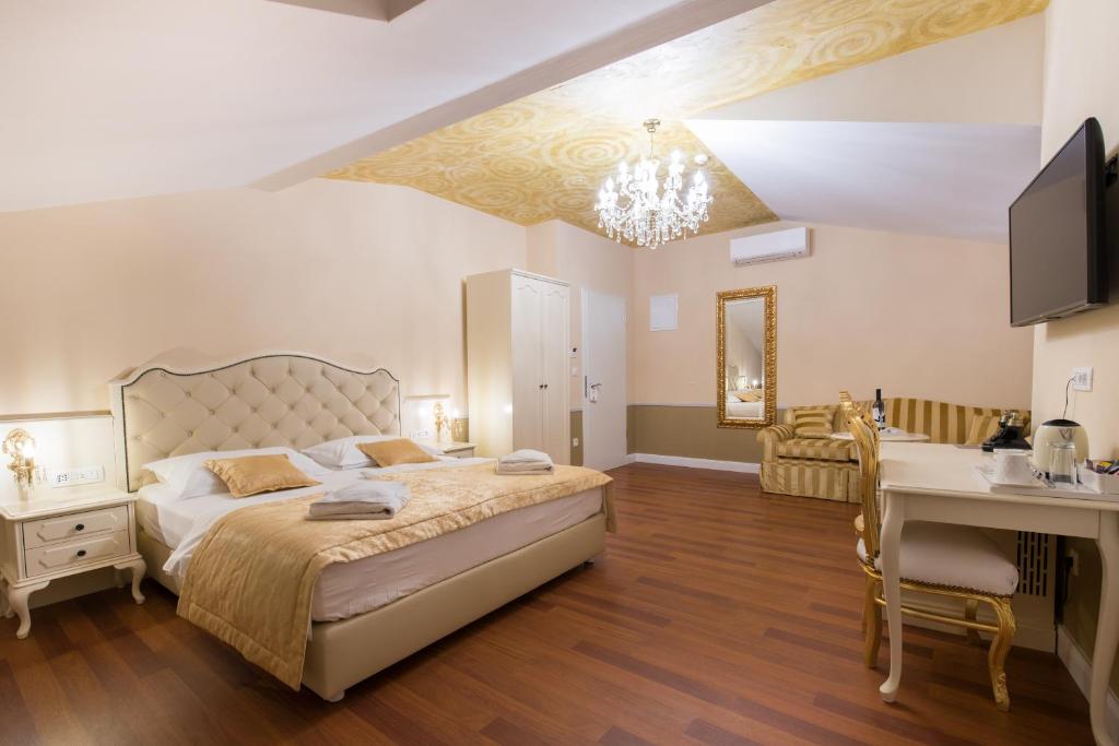 Postel nebo postele na pokoji v ubytování Central Square Heritage Hotel