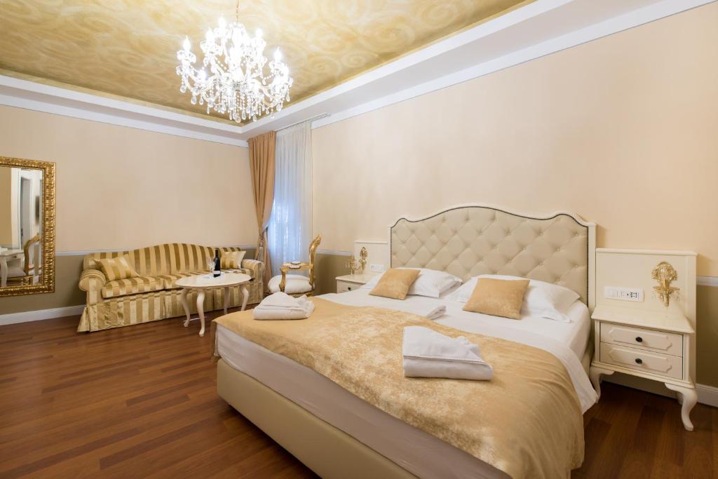Postel nebo postele na pokoji v ubytování Central Square Heritage Hotel