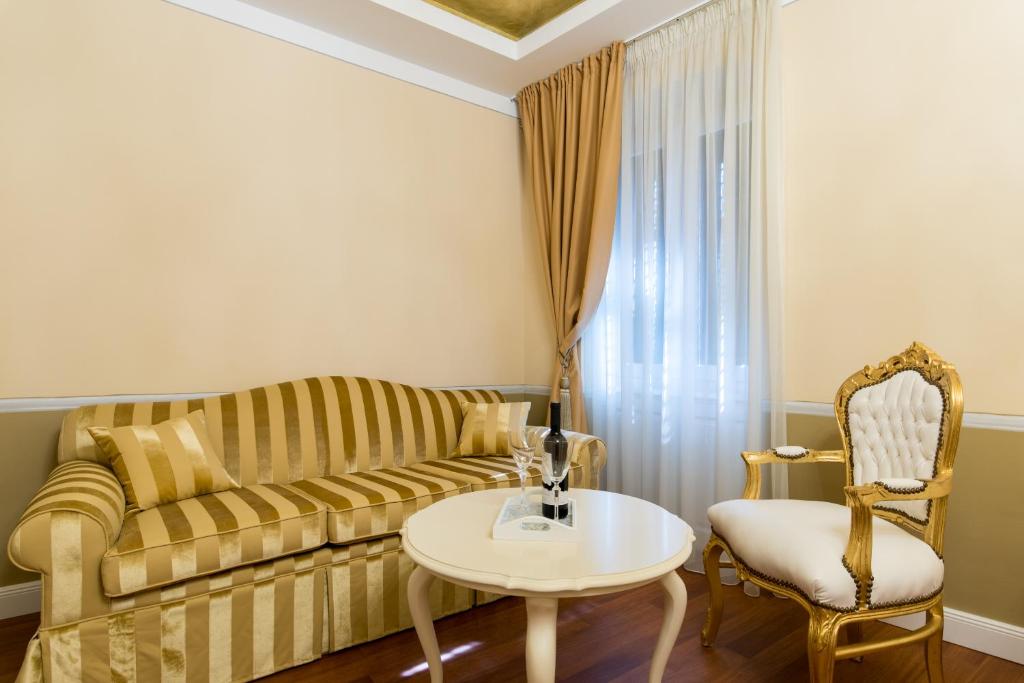 Posezení v ubytování Central Square Heritage Hotel