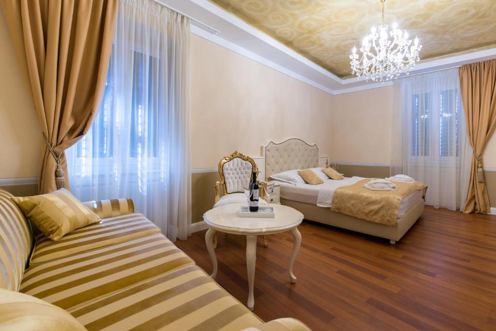 Postel nebo postele na pokoji v ubytování Central Square Heritage Hotel