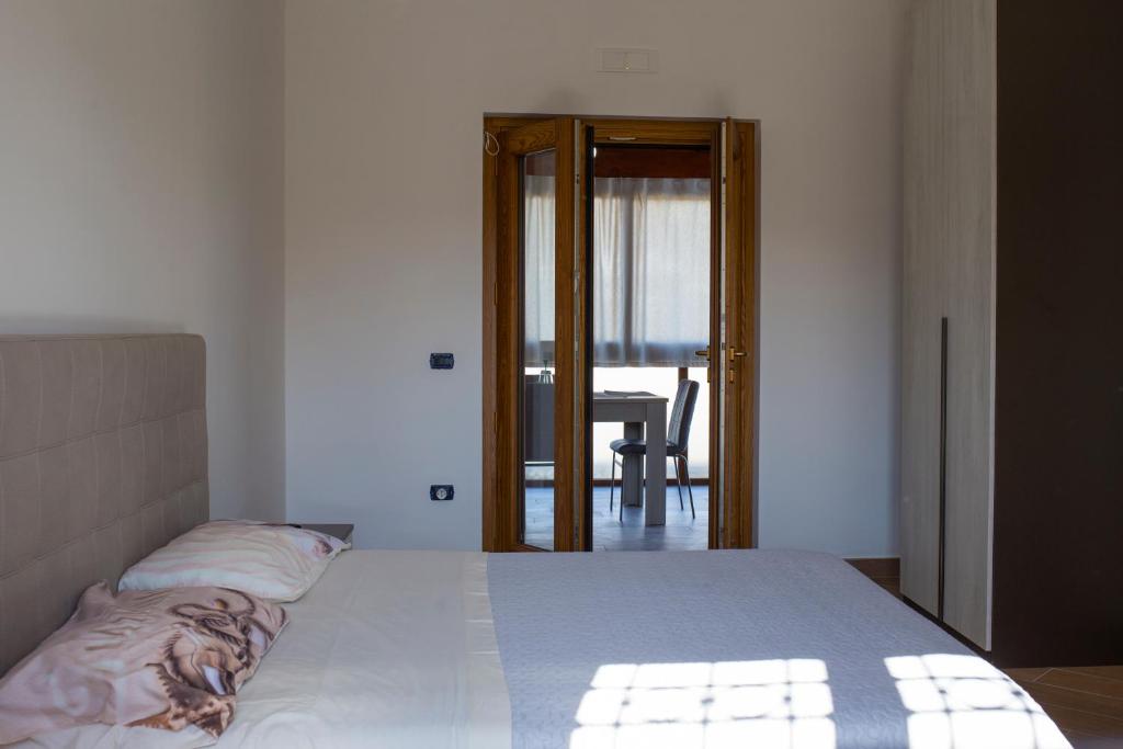 een slaapkamer met een bed en uitzicht op een tafel bij Madre Terra in Pimonte