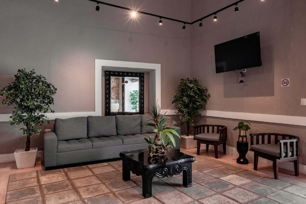 TV a/nebo společenská místnost v ubytování Hotel Colonial Zaci by GuruHotel