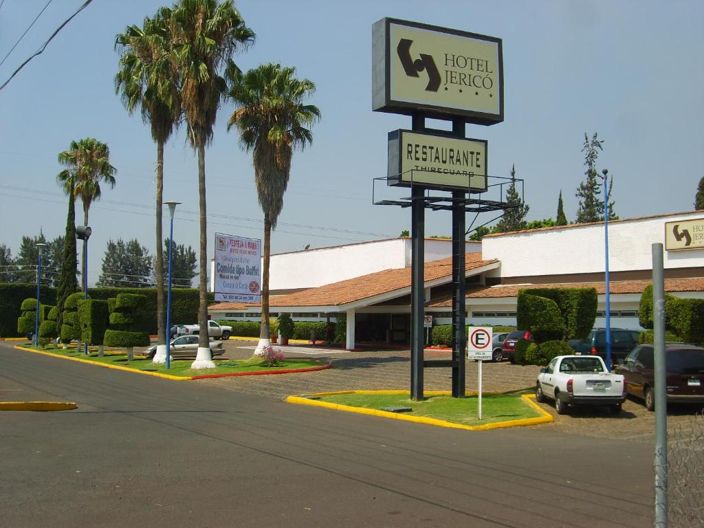 un panneau devant un magasin planté de palmiers dans l'établissement HOTEL JERICO, à Zamora de Hidalgo