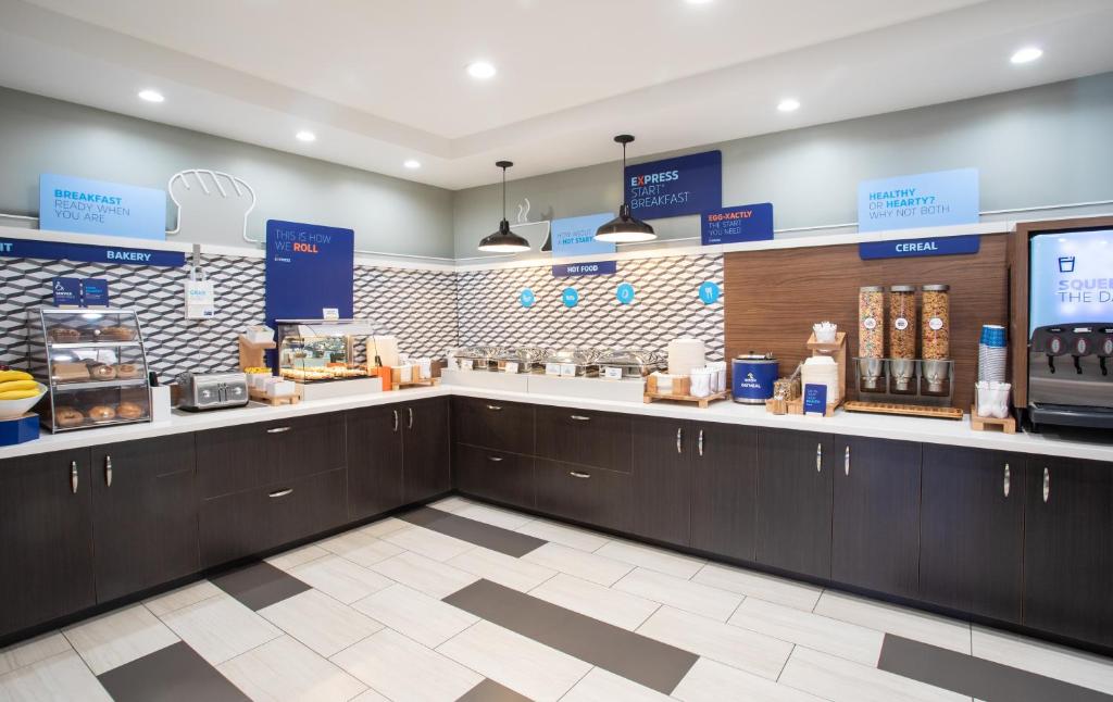 Kuchyň nebo kuchyňský kout v ubytování Holiday Inn Express Prescott by IHG