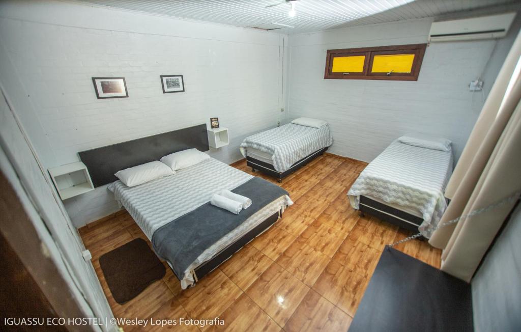 Postel nebo postele na pokoji v ubytování IguassuEcoHostel - Eco Suítes - Hostel mais próximo das Cataratas