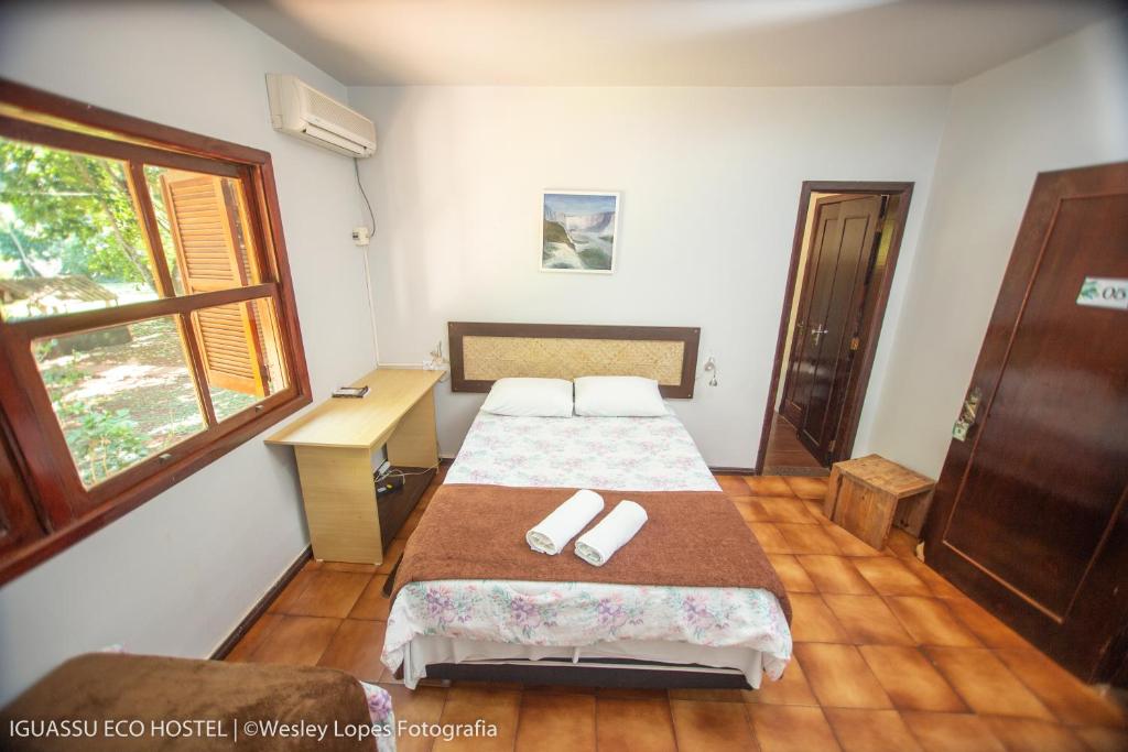Postel nebo postele na pokoji v ubytování IguassuEcoHostel - Eco Suítes - Hostel mais próximo das Cataratas