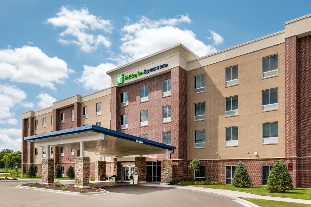 an image of a hotel building at Holiday Inn Express & Suites St. Louis - Chesterfield, an IHG Hotel in Chesterfield