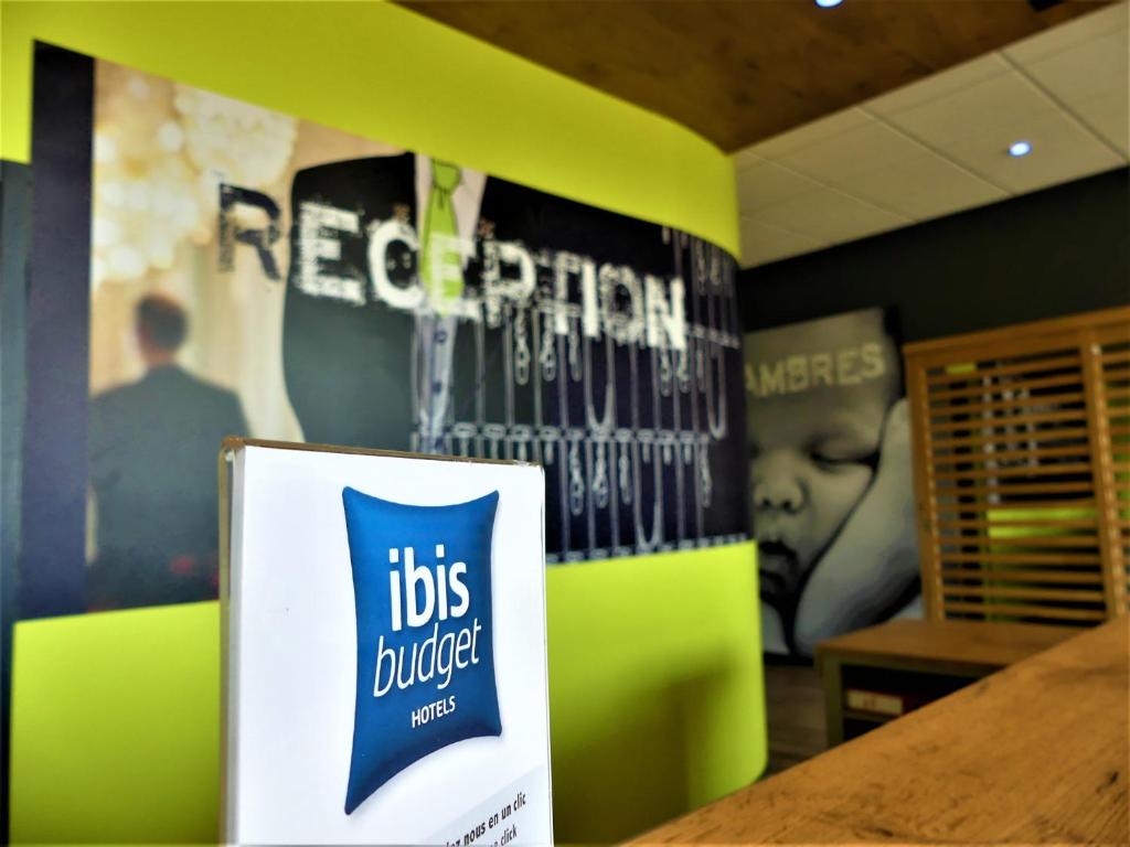 un panneau assis sur une table dans un restaurant dans l'établissement Ibis budget Brest Sud Plougastel, à Plougastel-Daoulas