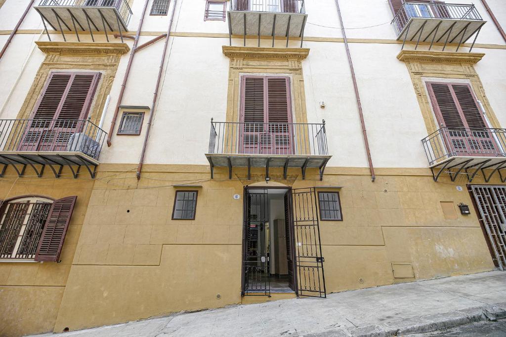 Fasada lub wejście do obiektu Casa Raffadali, in centro storico a Palermo