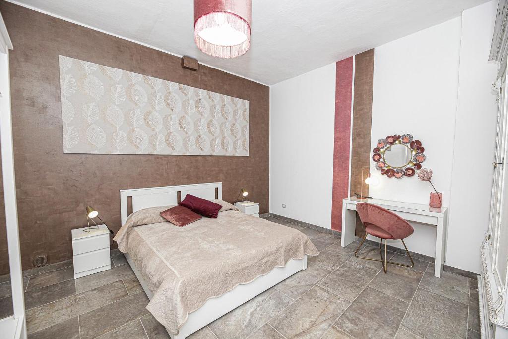 sypialnia z łóżkiem, stołem i lustrem w obiekcie Casa Raffadali, in centro storico a Palermo w mieście Palermo
