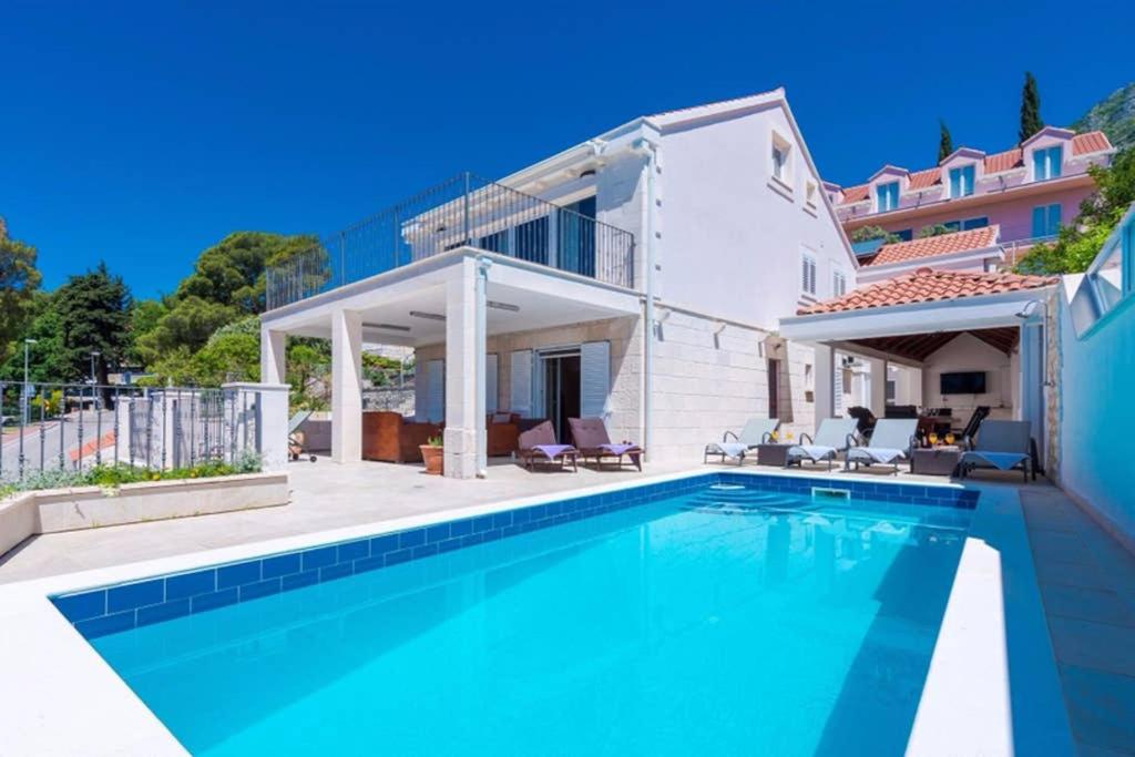 una piscina frente a una casa en Villa Mlini with private Pool and Sea view, en Mlini