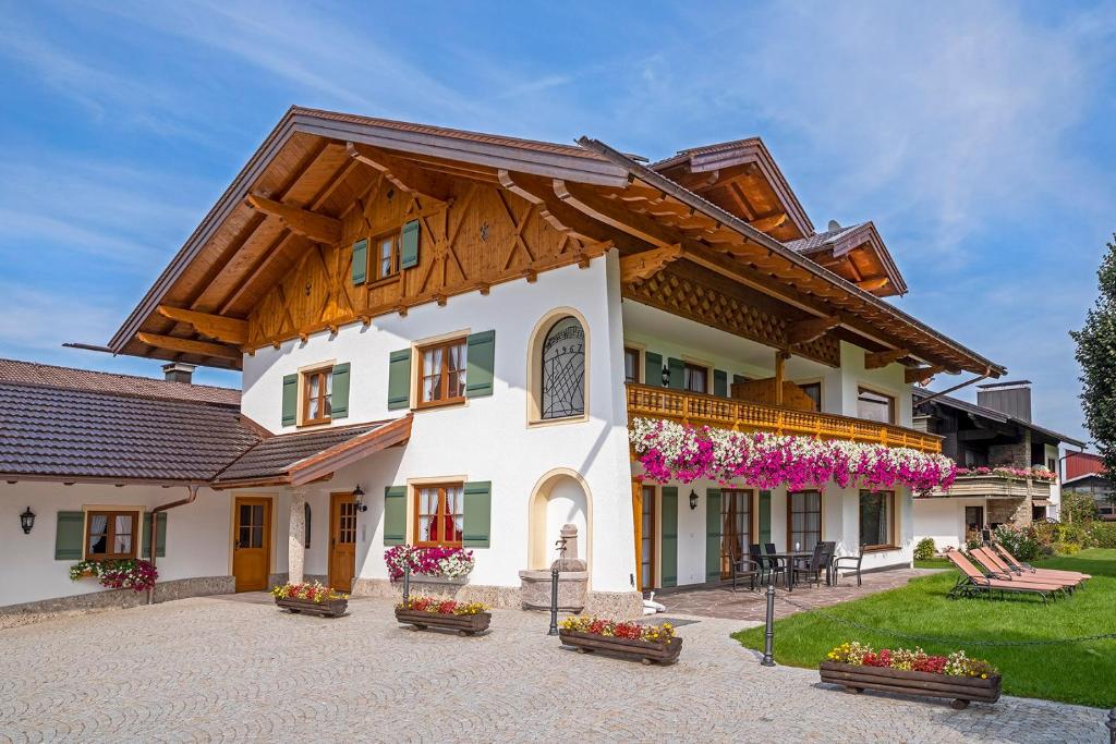 ein großes Haus mit Holzdach in der Unterkunft Chiemsee Hauszeit in Bernau am Chiemsee