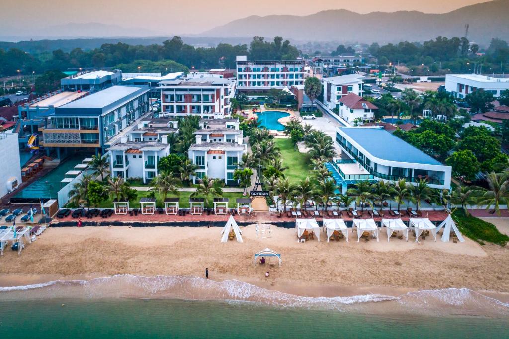 uma vista aérea de um resort na praia em Saint Tropez Beach Hotel em Chao Lao Beach