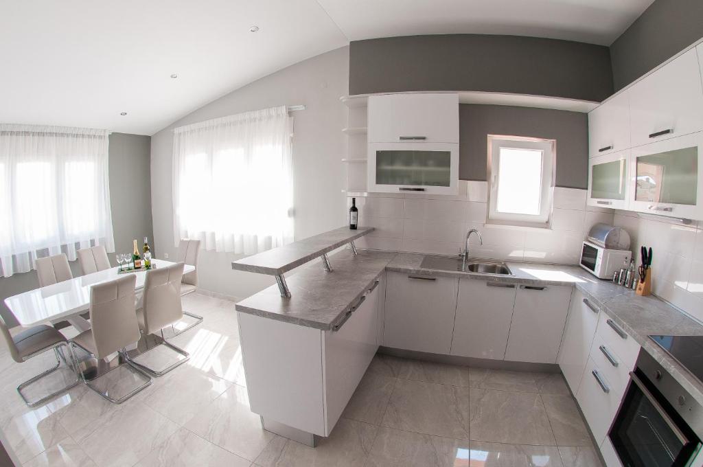 Kuchyň nebo kuchyňský kout v ubytování Apartments Anita