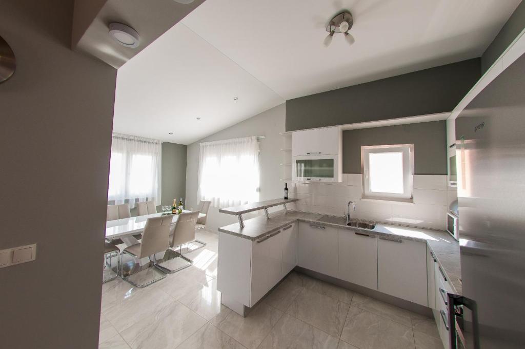 Kuchyň nebo kuchyňský kout v ubytování Apartments Anita