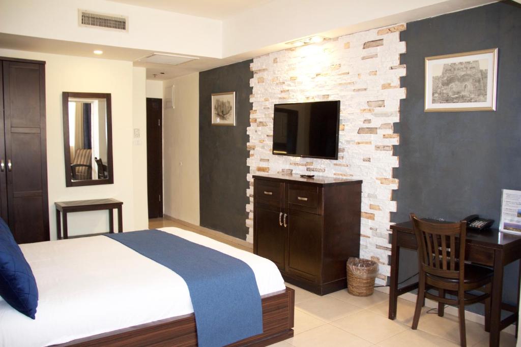 Postel nebo postele na pokoji v ubytování National Hotel - Jerusalem