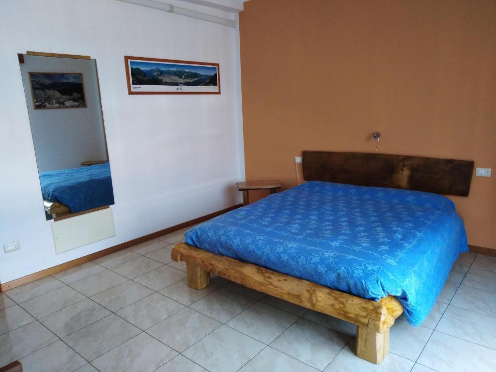 sypialnia z łóżkiem z niebieską kołdrą w obiekcie B&B Il Cortile w mieście Valmadrera