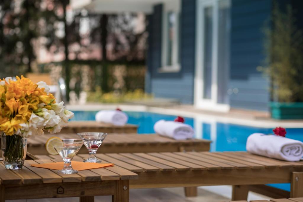 Bazén v ubytování Elanis Suites nebo v jeho okolí