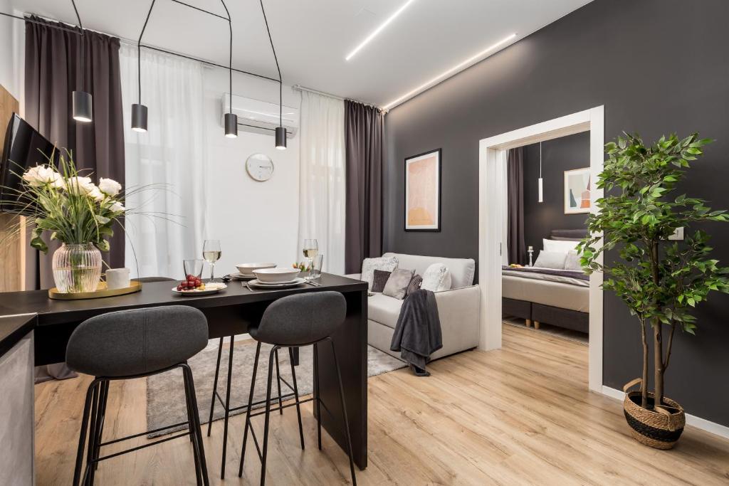 Posteľ alebo postele v izbe v ubytovaní Saint Vitus Apartments with balcony