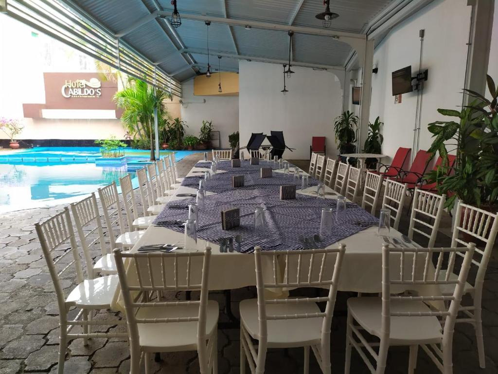 Bazén v ubytování Hotel Cabildos nebo v jeho okolí