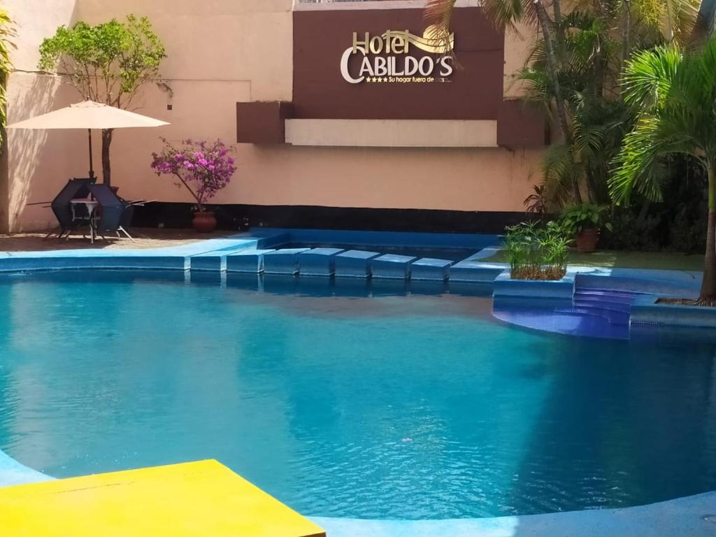 Bazén v ubytování Hotel Cabildos nebo v jeho okolí