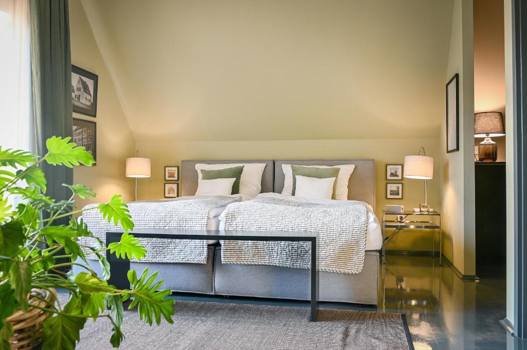 Un dormitorio con una cama con sábanas y almohadas blancas. en Messeapartment Sunny Side, en Düsseldorf