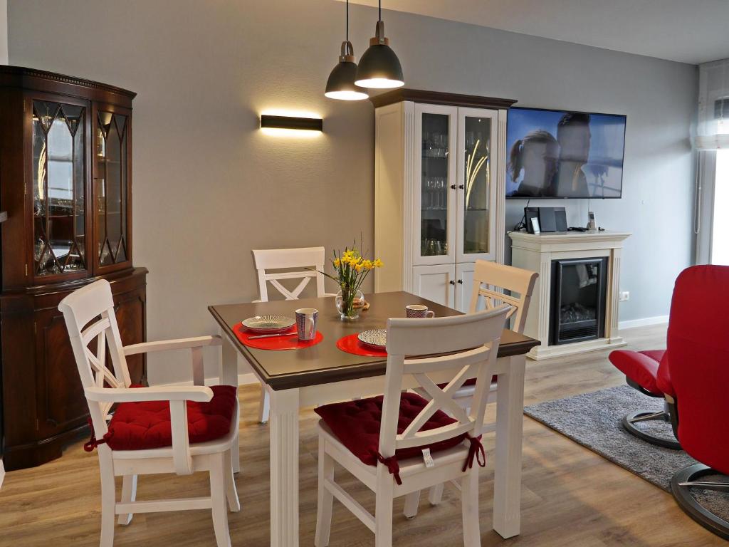 a kitchen and dining room with a table and chairs at Techt bi Strön in Westerland (Sylt)