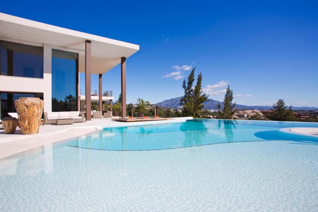 Stunning 9 bedroom villa with sea views, Estepona ...