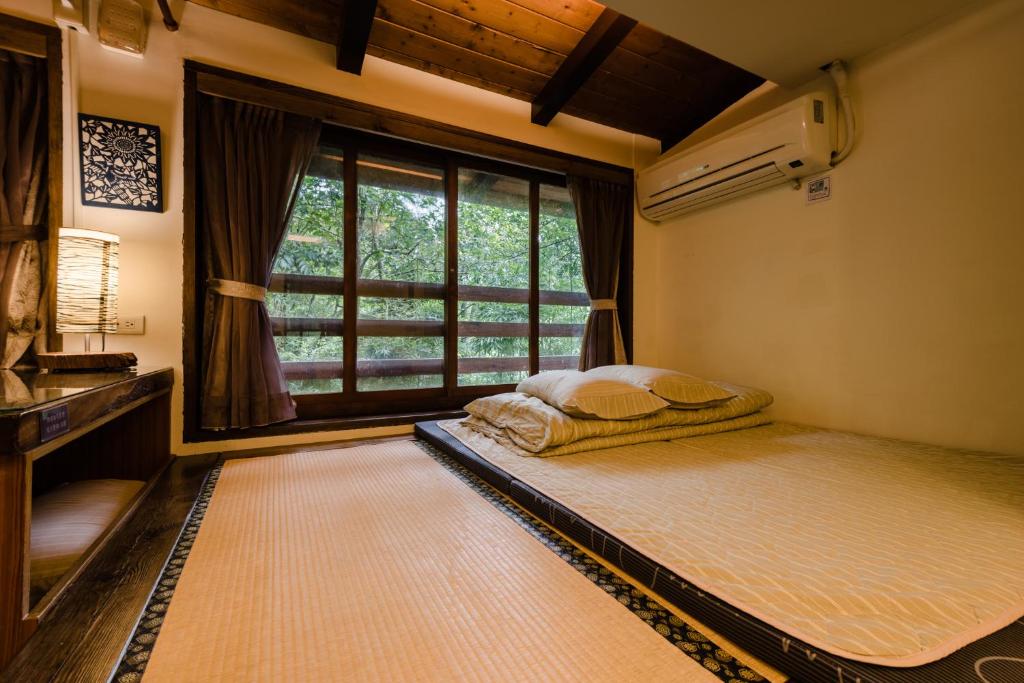 Postel nebo postele na pokoji v ubytování Zhou Ye Cottage