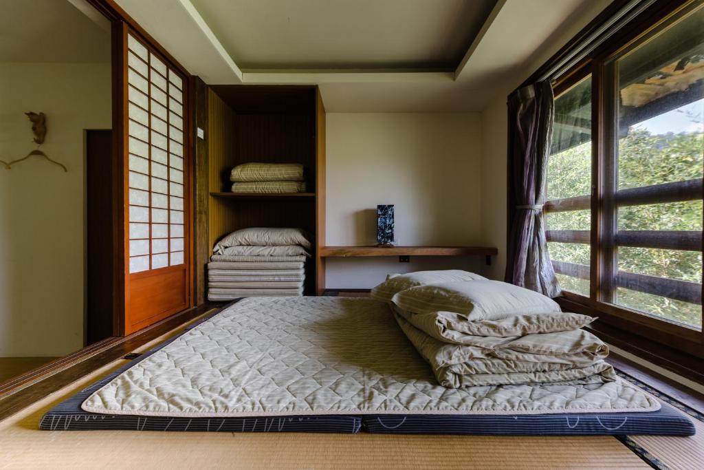 Postel nebo postele na pokoji v ubytování Zhou Ye Cottage