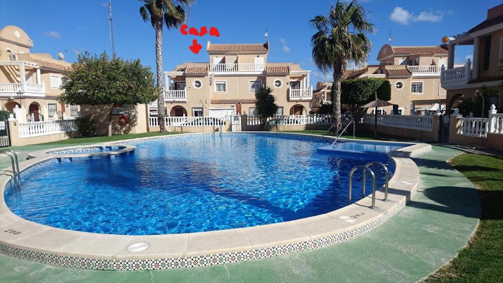 una gran piscina frente a una casa en Sol Beach 24, en Playas de Orihuela