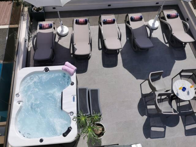 Bazén v ubytovaní Luxury Rooms Pino alebo v jeho blízkosti