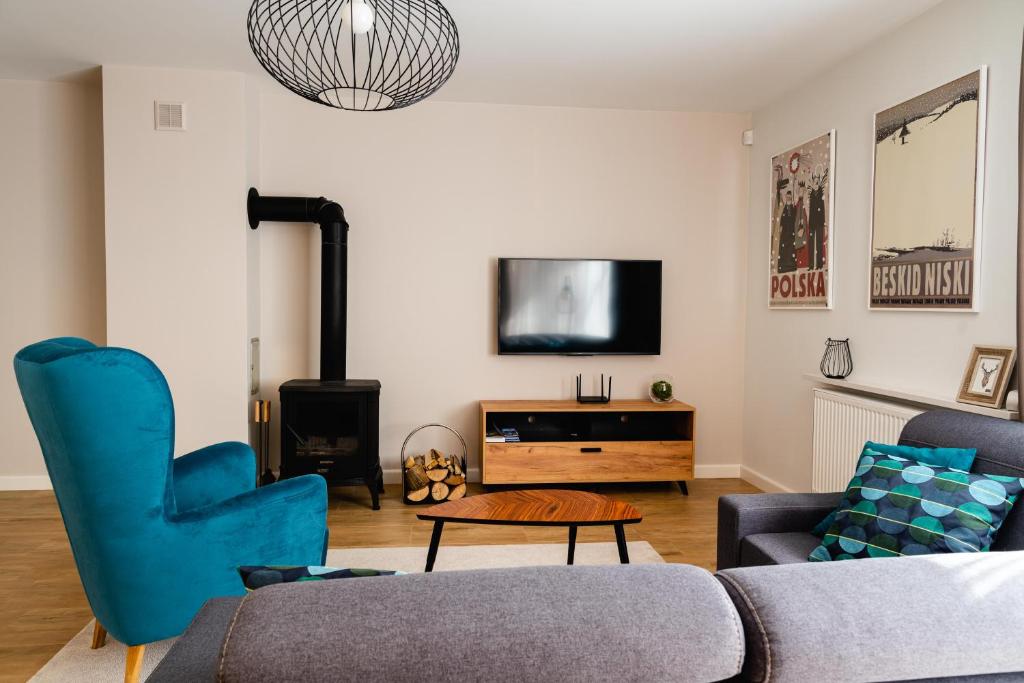 Televízia a/alebo spoločenská miestnosť v ubytovaní Apartamenty Wczasowa