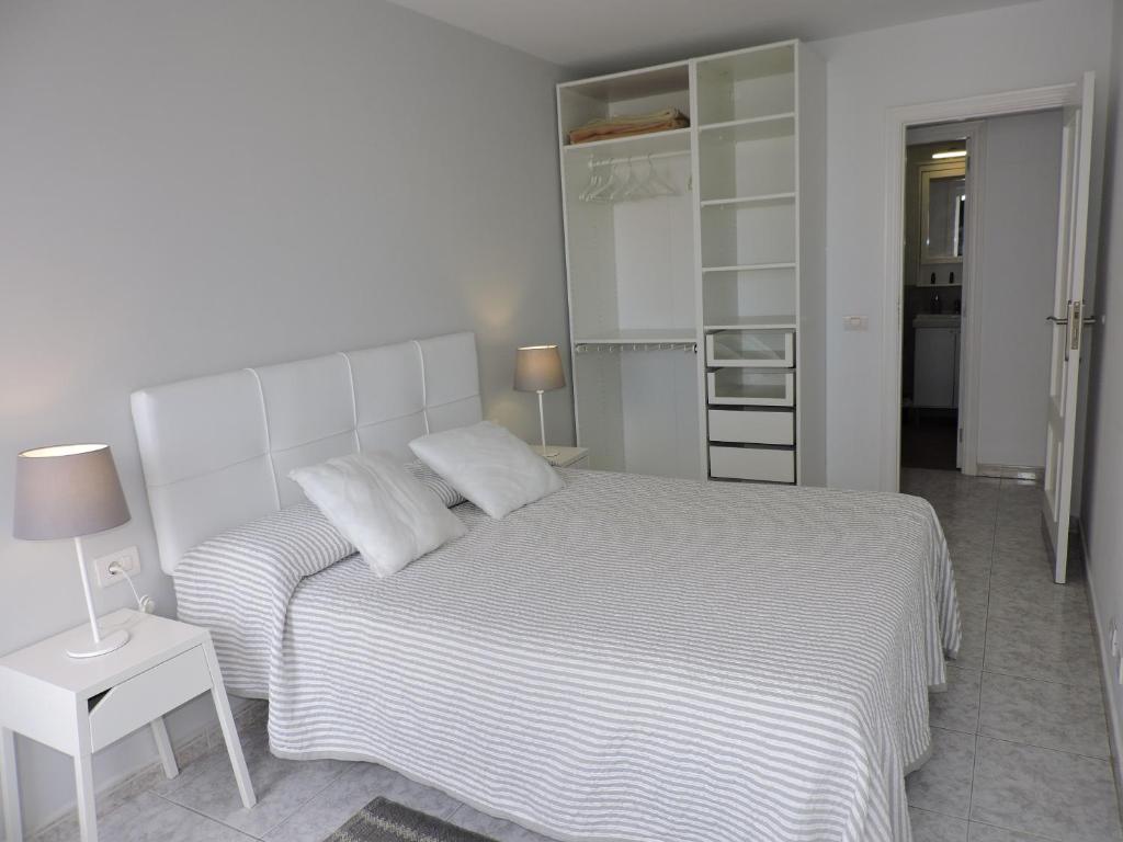 A bed or beds in a room at Casas Insel, apartamentos en el centro de Los Llanos