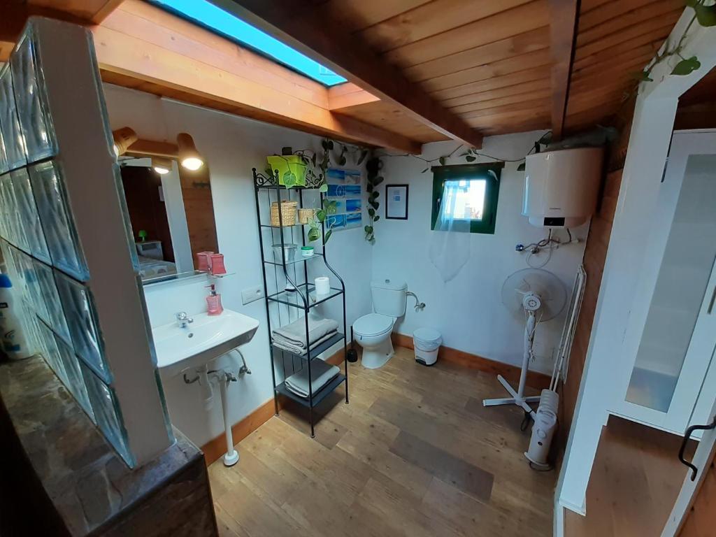 Televízia a/alebo spoločenská miestnosť v ubytovaní Cabañas Volcán Capellania