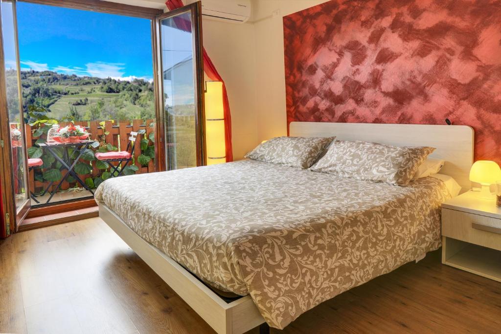 1 dormitorio con cama y ventana grande en Dal Rosso, en San Floriano del Cóllio