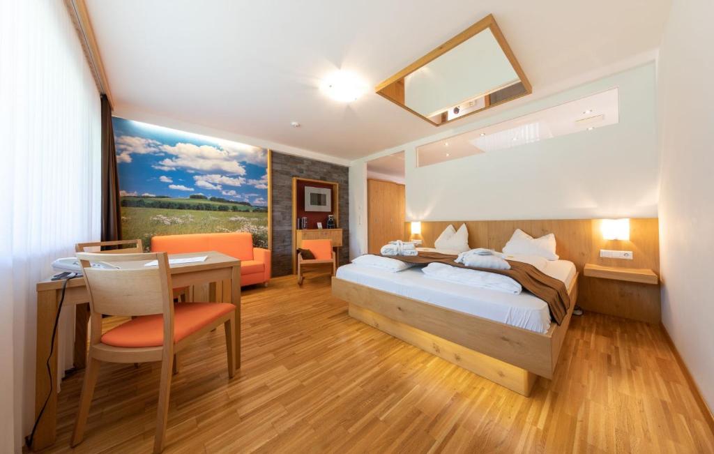 Postel nebo postele na pokoji v ubytování Almfrieden Hotel & Romantikchalet